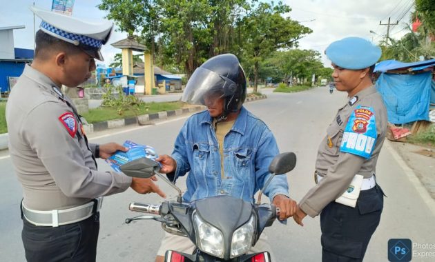 Satgas Preemtif Operasi Keselamatan Anoa 2024 Polda Sulawesi Tenggara (Sultra) menggelar kegiatan pembinaan dan penyuluhan (Binluh) di kawasan Pasar Sentral Kota Lama Kendari, untuk meningkatkan kesadaran berlalu lintas bagi masyarakat, Selasa (12/3/2024). Foto/Bidhumas Polda Sultra