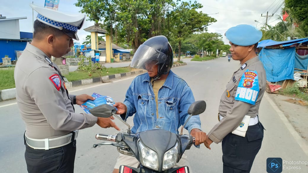 Satgas Preemtif Operasi Keselamatan Anoa 2024 Polda Sulawesi Tenggara (Sultra) menggelar kegiatan pembinaan dan penyuluhan (Binluh) di kawasan Pasar Sentral Kota Lama Kendari, untuk meningkatkan kesadaran berlalu lintas bagi masyarakat, Selasa (12/3/2024). Foto/Bidhumas Polda Sultra