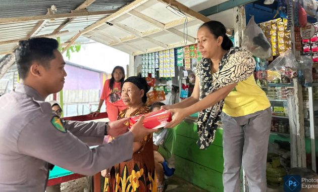 Tim 2 siaga banjir dari Bidang Kedokteran dan Kesehatan (Biddokkes) Polda Sulawesi Tenggara (Sultra) yang dipimpin oleh Kasubbiddokpol Dr.dr. Rommy Sebastian, melaksanakan patroli kesehatan sambil membagikan takjil berbuka puasa kepada masyarakat korban banjir di Kelurahan Kampung Salo, Kecamatan Kendari, Kota Kendari, Selasa (12/3/3024). Foto/ist