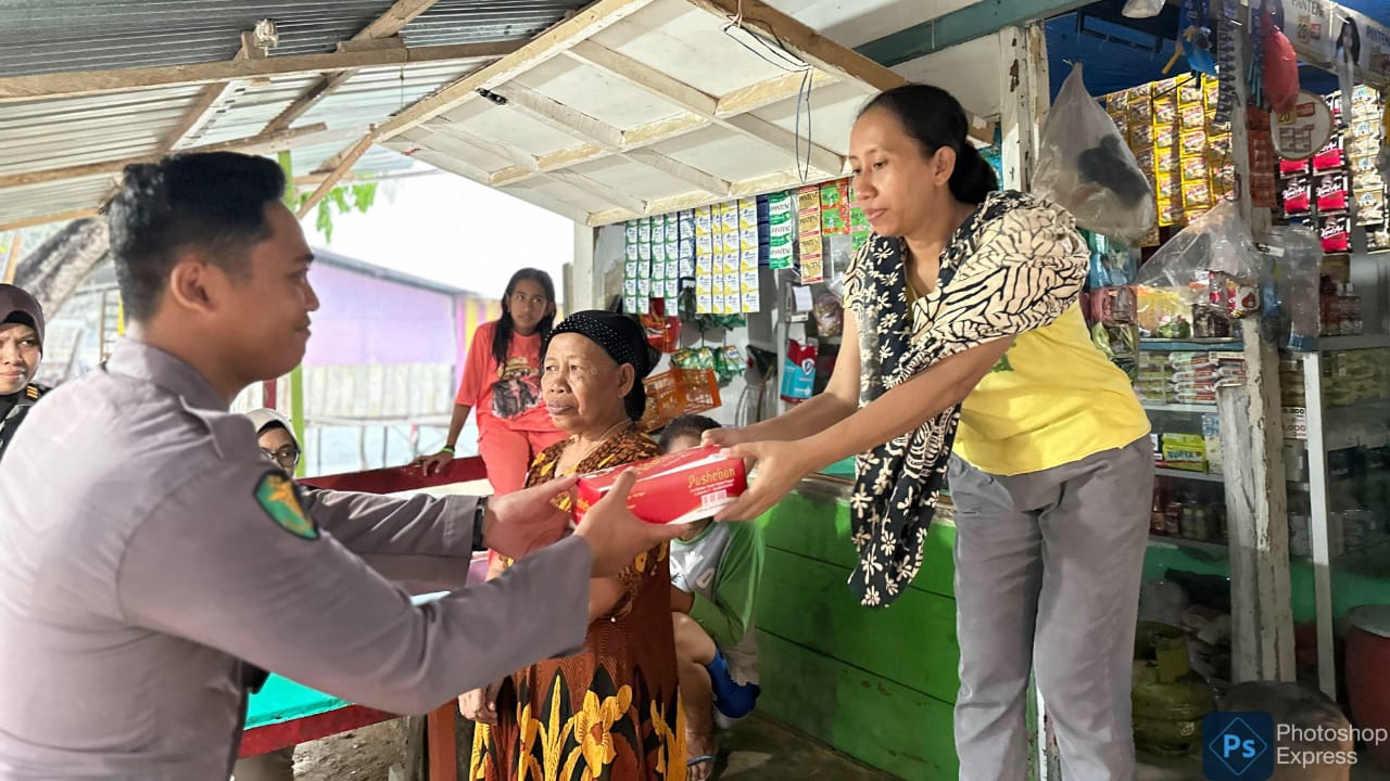 Tim 2 siaga banjir dari Bidang Kedokteran dan Kesehatan (Biddokkes) Polda Sulawesi Tenggara (Sultra) yang dipimpin oleh Kasubbiddokpol Dr.dr. Rommy Sebastian, melaksanakan patroli kesehatan sambil membagikan takjil berbuka puasa kepada masyarakat korban banjir di Kelurahan Kampung Salo, Kecamatan Kendari, Kota Kendari, Selasa (12/3/3024). Foto/ist