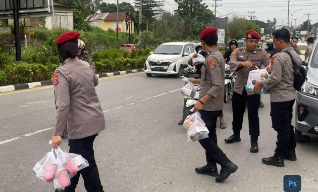 Satuan Kerja (Satker) Direktorat Reserse Kriminal Umum (Ditkrimum) Polda Sulawesi Tenggara (Sultra) berbagi takjil untuk orang yang berpuasa yang melintas di Bundaran Adi Bahasa, Lepo-lepo, Kota Kendari, Sabtu (16/3/2024). Foto/ist