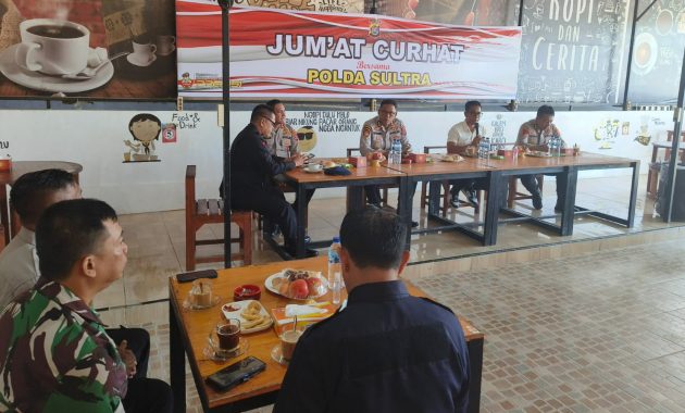 Polda Sulawesi Tenggara (Sultra) mengadakan pertemuan dengan masyarakat bertajuk Jumat Curhat di salah satu warung kopi di Kecamatan Ranomeeto, Kabupaten Konawe Selatan (Konsel), Jumat (1/3/2024. Foto/Dokumen Bidhumas Polda Sultra