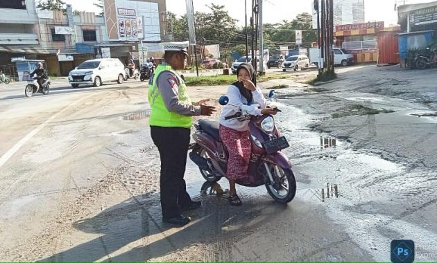 Tim Satgas Gakkum Operasi Keselamatan Anoa 2024 Polda Sultra saat melakukan penindakan terhadap pengendara melawan arus di Kendari, Kamis (7/3/2024). Foto/Dokumen Bidhumas Polda Sultra