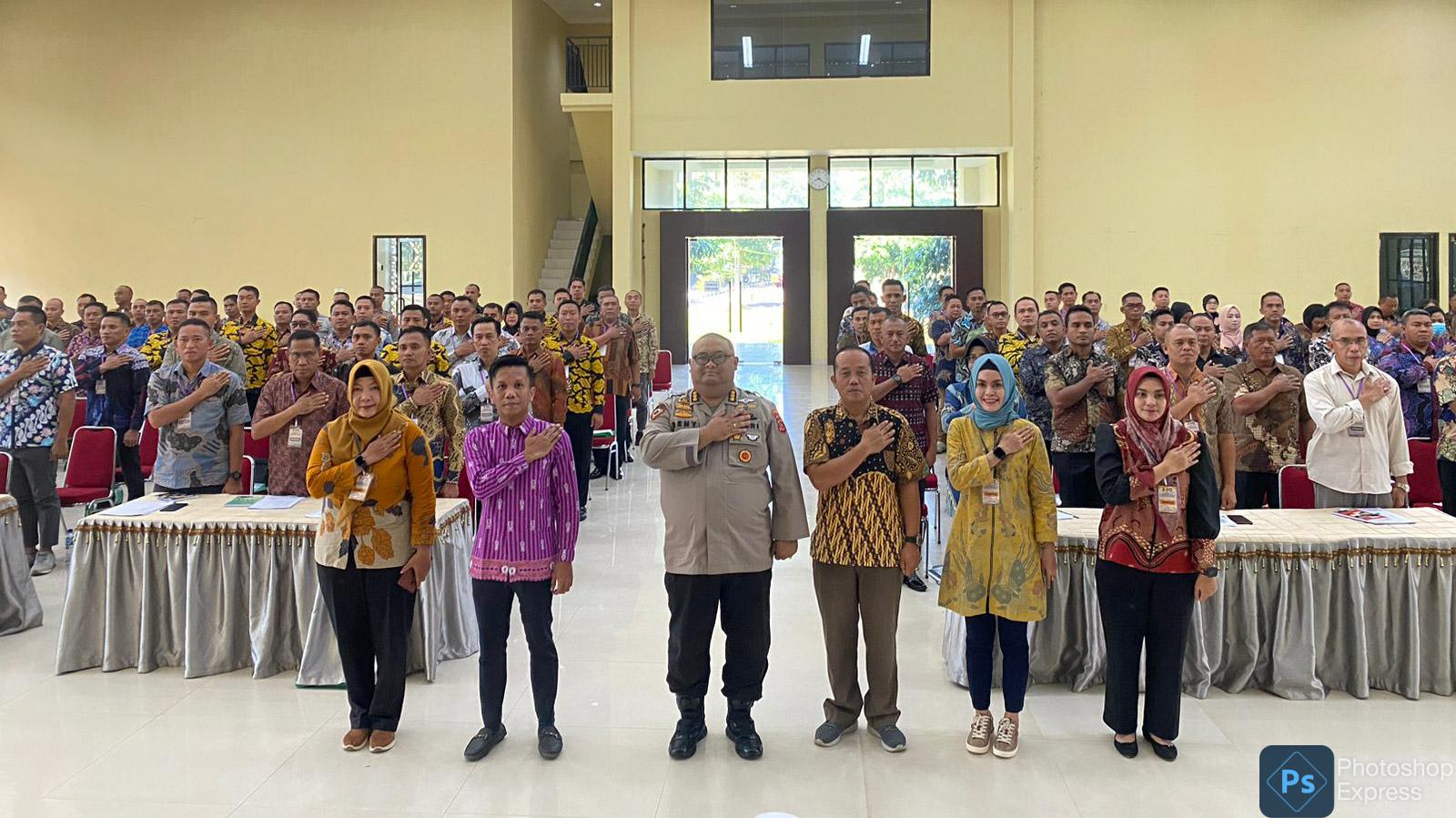 Kepala Biro SDM Polda Sultra, Kombes Pol Danang Beny Kuspriandono (kedua dari kiri) berfoto bersama peserta pelatihan dan peningkatan kemampuan bagi konselor psikologi pegawai negeri pada Polri (PNPP) di Aula Dharana Lastarya, Kamis (7/3/2024). Foto/Dokuman Bidhumas Polda Sultra
