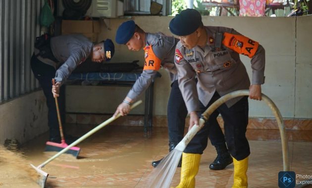 Satuan Brigade Mobile (Brimob) Polda Sulawesi Tenggara (Sultra) saat membersihkan rumah warga yang terdampak banjir di Jalan Haeba Wua-Wua dan Jalan Veteran Bonggoeya, Kecamatan Wua-Wua, Kota Kendari, Senin (4/3/2024). Foto/Dokumen Bidhumas Polda Sultra
