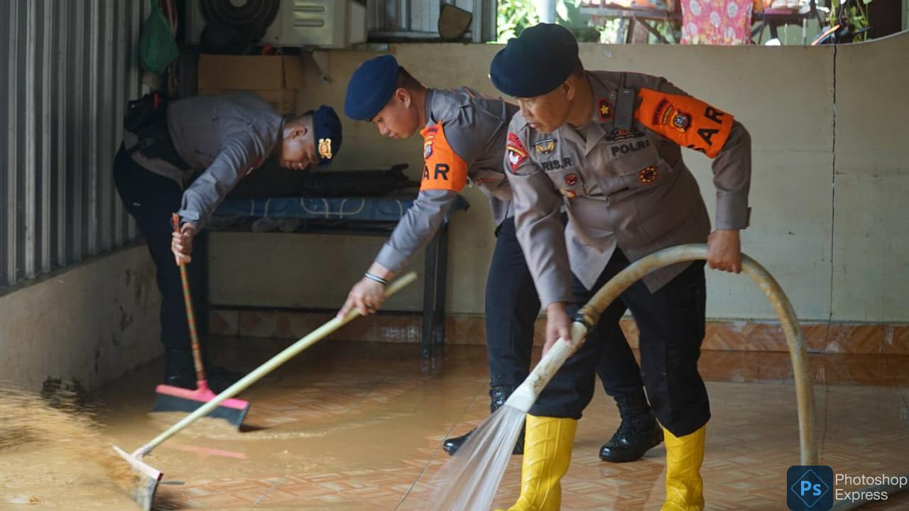 Satuan Brigade Mobile (Brimob) Polda Sulawesi Tenggara (Sultra) saat membersihkan rumah warga yang terdampak banjir di Jalan Haeba Wua-Wua dan Jalan Veteran Bonggoeya, Kecamatan Wua-Wua, Kota Kendari, Senin (4/3/2024). Foto/Dokumen Bidhumas Polda Sultra