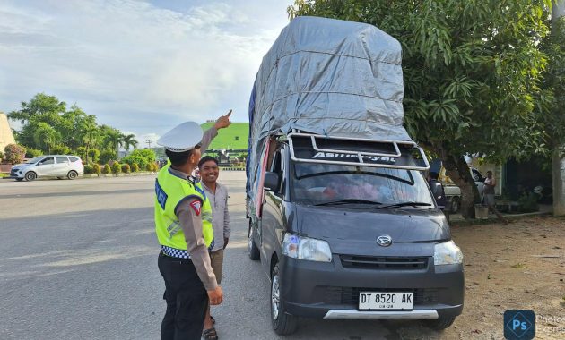 Personel Satuan Tugas (Satgas) Penegakkan Hukum (Gakkum) Operasi Keselamatan Anoa 2024 Ditlantas Polda Sulawesi Tenggara (Sultra), saat melakukan penindakan terhadap kendaraan dengan muatan berlebih di Kendari, Jumat (8/3/2024). Foto/Dokumen Bidhumas Polda Sultra