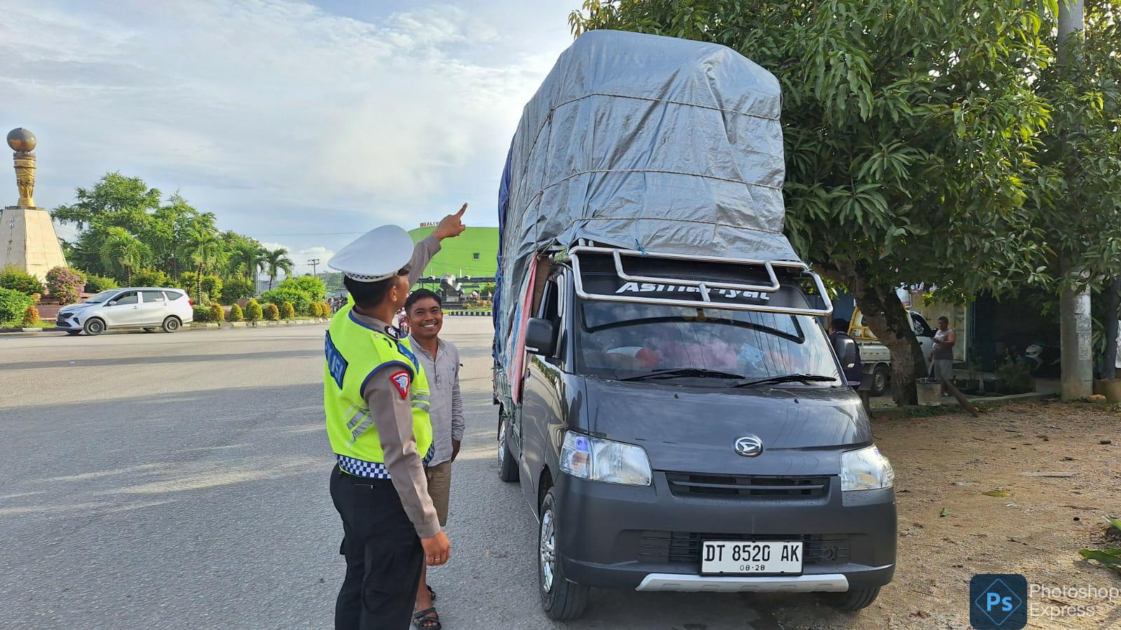 Personel Satuan Tugas (Satgas) Penegakkan Hukum (Gakkum) Operasi Keselamatan Anoa 2024 Ditlantas Polda Sulawesi Tenggara (Sultra), saat melakukan penindakan terhadap kendaraan dengan muatan berlebih di Kendari, Jumat (8/3/2024). Foto/Dokumen Bidhumas Polda Sultra