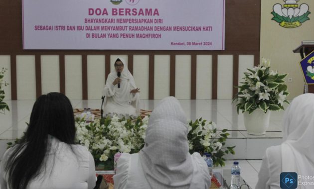 Pengurus Daerah Bhayangkari Polda Sulawesi Tenggara (Sultra) menggelar doa bersama dengan Bhayangkari Polres jajaran melalui zoom meeting, Jumat (8/3/2024). Foto/Dokumem Bidhumas Polda Sultra