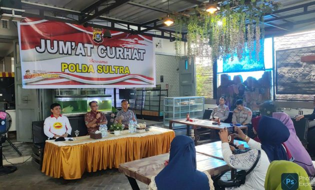 Polda Sulawesi Tenggara (Sultra) saat menggelar program Jumat Curhat di salah satu warung kopi di Kota Kendari, Jumat (8/3/2024). Foto/Dokumen Bidhumas Polda Sultra