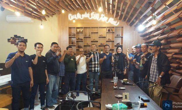 Sejumlah warga Kelurahan Bende, Kecamatan Kadia, melakukan deklarasi dukungan kepada Ketua Fraksi Golkar DPRD Provinsi Sulawesi Tenggara (Sultra), Aksan Jaya Putra (AJP) untuk maju pemilihan Wali Kota (Pilwali) Kendari 2024. Deklarasi itu dilakukan di salah satu warung kopi di daerah itu, Sabtu (9/3/2024) malam. Foto/R. Hafid/bentaratimur.id