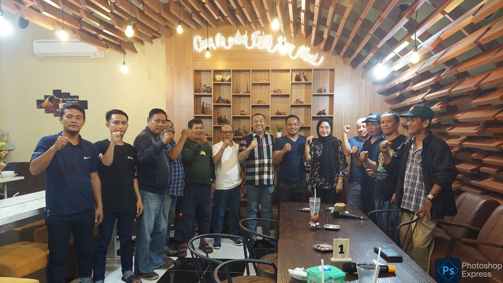 Sejumlah warga Kelurahan Bende, Kecamatan Kadia, melakukan deklarasi dukungan kepada Ketua Fraksi Golkar DPRD Provinsi Sulawesi Tenggara (Sultra), Aksan Jaya Putra (AJP) untuk maju pemilihan Wali Kota (Pilwali) Kendari 2024. Deklarasi itu dilakukan di salah satu warung kopi di daerah itu, Sabtu (9/3/2024) malam. Foto/R. Hafid/bentaratimur.id