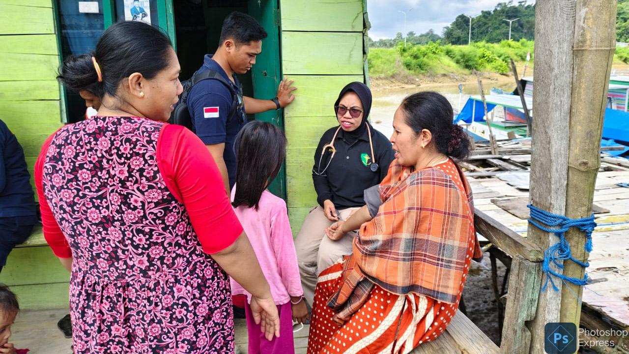 Tim 2 siaga banjir dari Bidang Kedokteran dan Kesehatan (Biddokkes) Polda Sulawesi Tenggara (Sultra) memberikan pelayanan kesehatan kepada masyarakat korban banjir di Kelurahan Sanua, Kecamatan Kendari Barat, Kota Kendari, Selasa (12/3/2024). Foto/ist