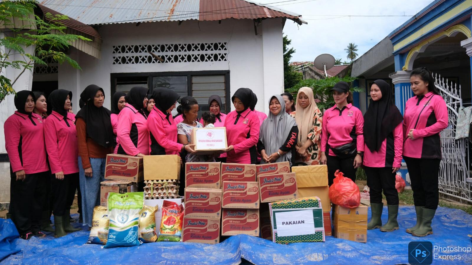 Penjabat (Pj) Ketua Bhayangkari Daerah Sulawesi Tenggara (Sultra), Yulianti Dwi Irianto bersama pengurus Bhayangkari Sultra lainnya menyambangi dan memberikan bantuan kepada korban bencana banjir di Jalan Lasolo, Kelurahan Sanua, Kecamatan Kendari Barat, Kota Kendari, Sabtu (9/3/2024). Foto/Bidhumas Polda Sultra
