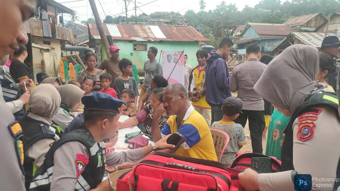 Tim 3 Bidang Kedokteran dan Kesehatan (Dokkes) Polda Sultra yang dipimpin oleh AKBP DR. dr. Rommy Sebastian Koto melaksanakan kegiatan bakti sosial (baksos) kesehatan sambil berbagi takjil berbuka puasa kepada korban banjir di Jalan Lasolo, Kelurahan Sanua, Kecamatan Kendari Barat, Rabu (13/3/2024). Foto/Bidhumas Polda Sultra