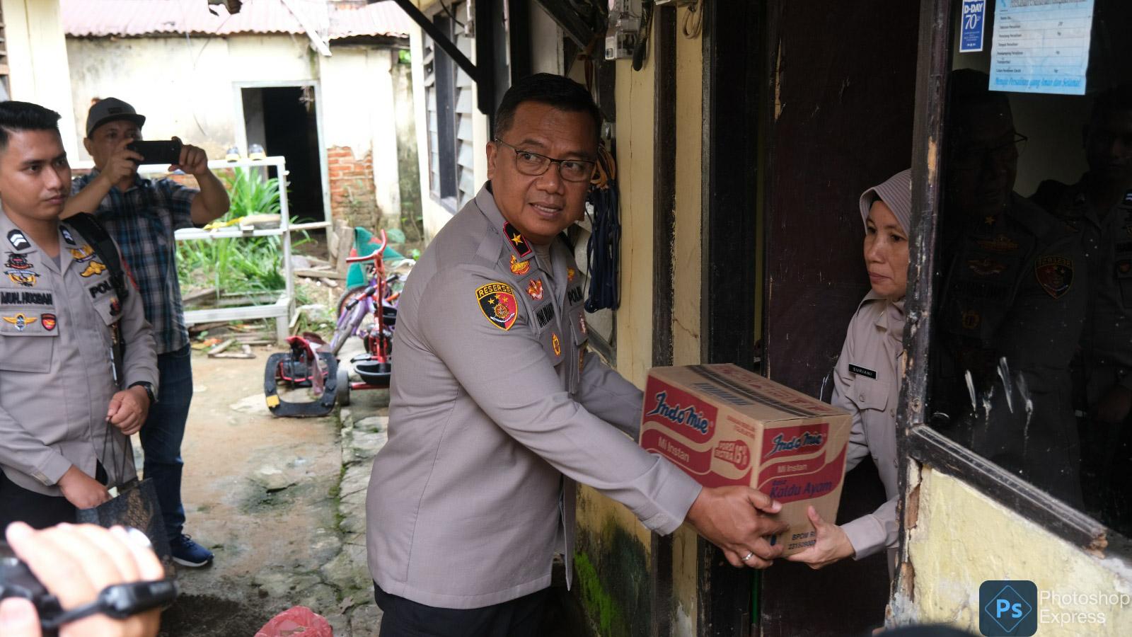 Wakil Kepala Kepolisian Daerah (Wakapolda) Sulawesi Tenggara (Sultra), Brigjen Pol Dwi Irianto menyerahkan bantuan sembako kepada sejumlah polisi terdampak banjir yang tinggal di Asrama Polsek Kemaraya, Kamis (14/3/2024). Foto/Bidhumas Polda Sultra