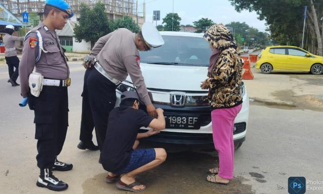 Tim Satgas Gakkum Operasi Keselamatan Anoa 2024 Polda Sultra saat memberikan teguran kepada pengendara roda empat yang menggunakan plat kendaraan tidak sesuai dengan spesifikasi di Jalan M. Jasin Kota Kendari, Sabtu (16/3/2024). Foto/Bidhumas Polda Sultra