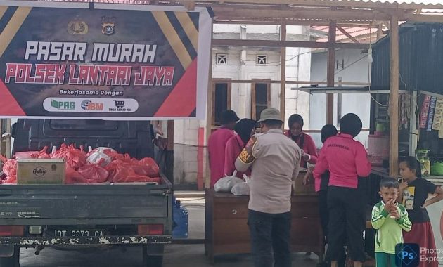Kepolisian Sektor (Polsek) Lantari Jaya, Polres Bombana, menggelar operasi pasar murah sejumlah komoditas pangan seperti beras, terigu, dan minyak goreng untuk membantu meringankan beban masyarakat dalam memenuhi kebutuhan saat Ramadhan, Jumat (15/3/2024). Foto/ist