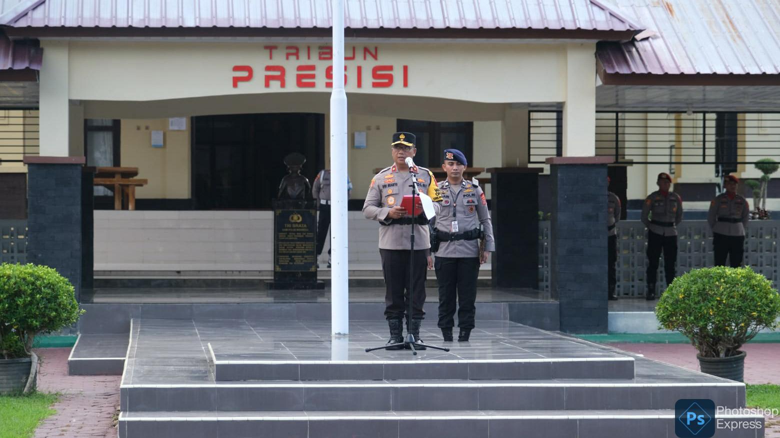 Wakapolda Sultra, Brigjen Pol Dwi Irianto memimpin pelaksanaan upacara Kesadaran Nasional yang dilaksanakan setiap bulannya di lapangan apel Presisi Polda Sultra, Senin (18/3/2024). Foto/Bidhumas Polda Sultra