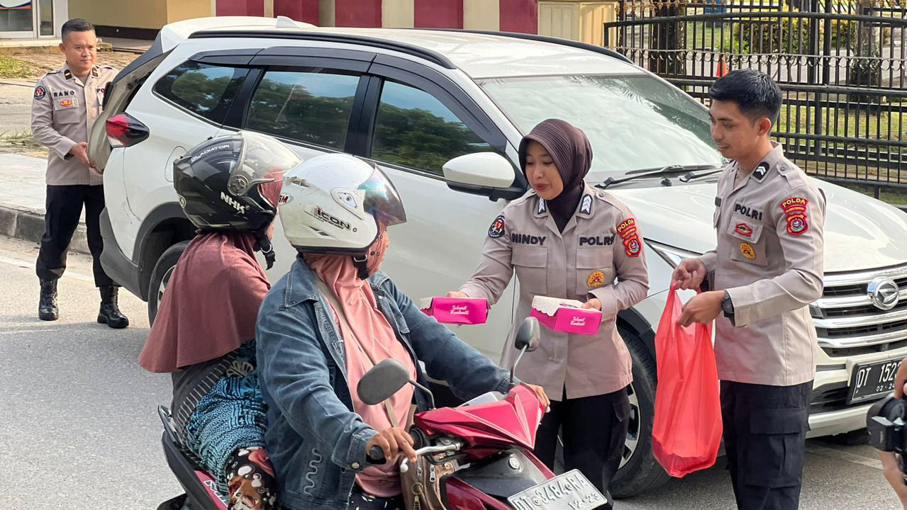 Bidang Hubungan Masyarakat (Bidhumas) Polda Sulawesi Tenggara (Sultra) membagikan takjil berbuka puasa kepada masyarakat Kota Kendari, Rabu (20/3/2024). Foto/Bidhumas Polda Sultra