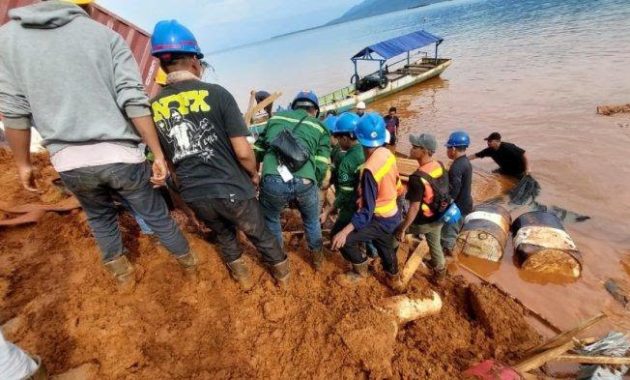 Proses evakuasi jenazah sekuriti PT Wajah Inti Lestari (WIL) yang tertimbun longsor di areal workshop perusahaan itu, pada Kamis (21/3/2024) dinihari. Foto/ist