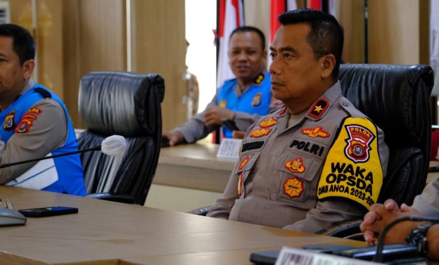 Wakil Kepala Kepolisian Daerah (Wakapolda) Sulawesi Tenggara (Sultra), Brigjen Pol Dwi Irianto menghadiri sidang pengumuman seleksi Sekolah Staf dan Pimpinan Menengah (Sespimma) ke-71 dan Sekolah Tinggi Ilmu Kepolisian (S-1 STIK) PTIK ke-82 melalui sambungan virtual yang berlangsung di Aula Dhacara Polda Sultra, Kamis (21/3/2024). Foto/Bidhumas Polda Sultra