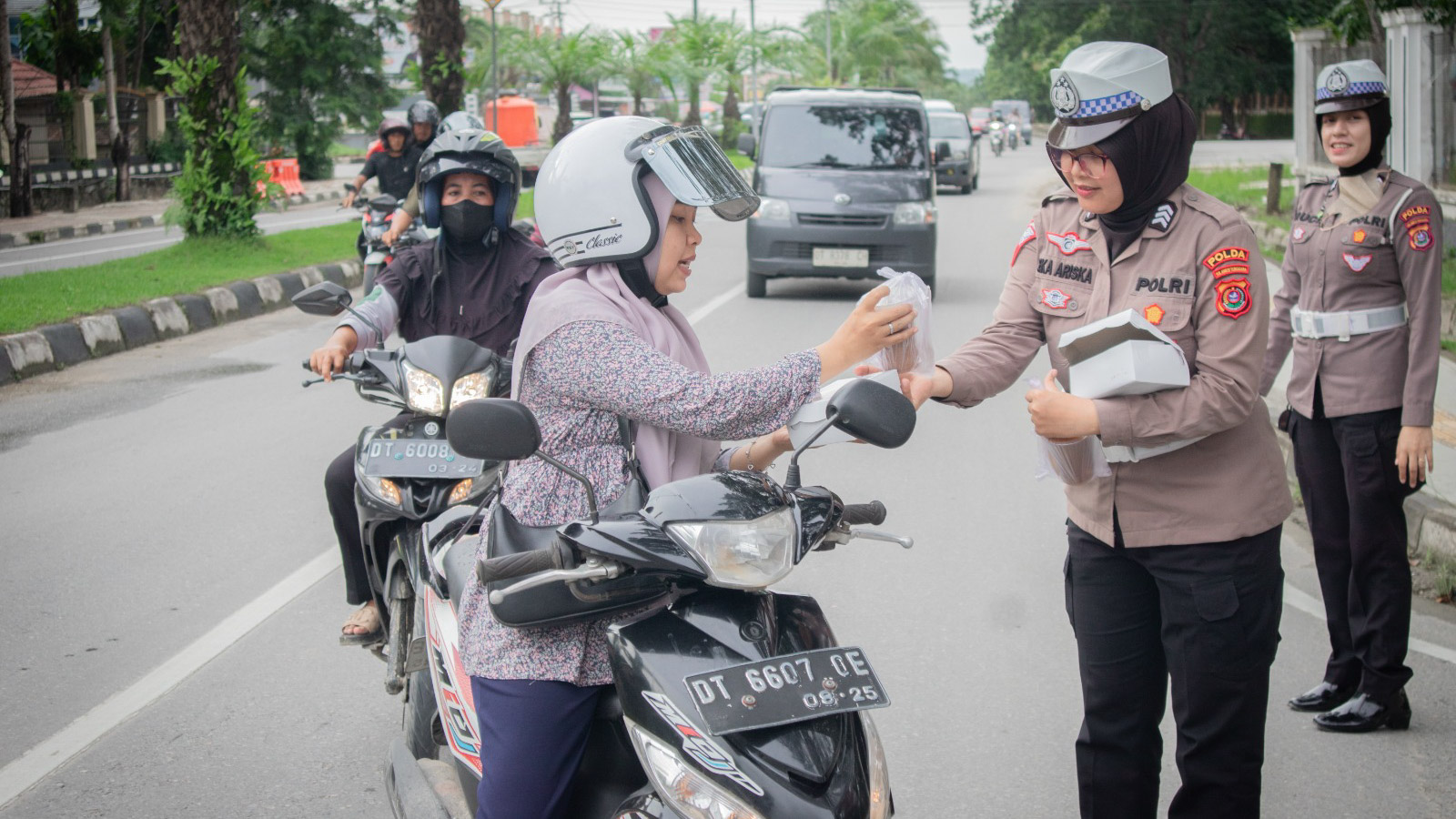Direktorat Lalulintas (Ditlantas) bersama Biro Perencanaan (Biro Rena) dan Bidang Keuangan Polda Sulawesi Tenggara (Sultra) membagikan takjil kepada pengendara roda dua dan masyarakat yang melintas di depan Markas Komando Polda Sultra, Kamis (21/3/2024). Foto/Bidhumas Polda Sultra