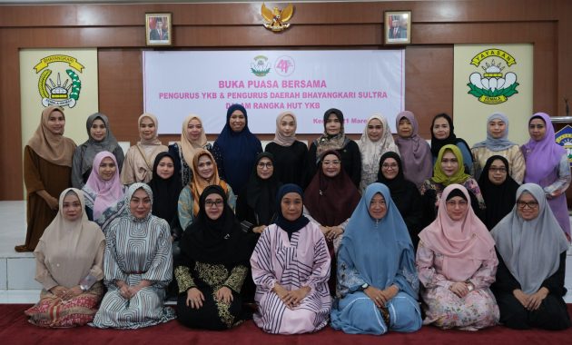 Pj Ketua Bhayangkari Daerah Sulawesi Tenggara (Sultra), Yuli Dwi Irianto bersama pengurus yayasan dan pengurus Bhayangkari lainnya mengadakan buka puasa bersama di Gedung Bhayangkari, Kamis (21/3/2024). Foto/ist