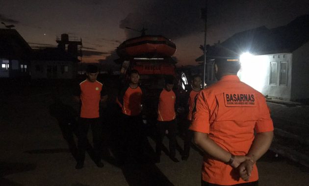 Tim rescue unit siaga SAR Muna melakukan persiapan untuk memberikan bantuan SAR terhadap seorang anak berusia 12 tahun yang hilang diterkam buaya di Sungai Kaleleha, Desa Terapung, Kecamatan Mawasangka, Kabupaten Buton Tengah, Jumat (22/3/2024). Foto/ist