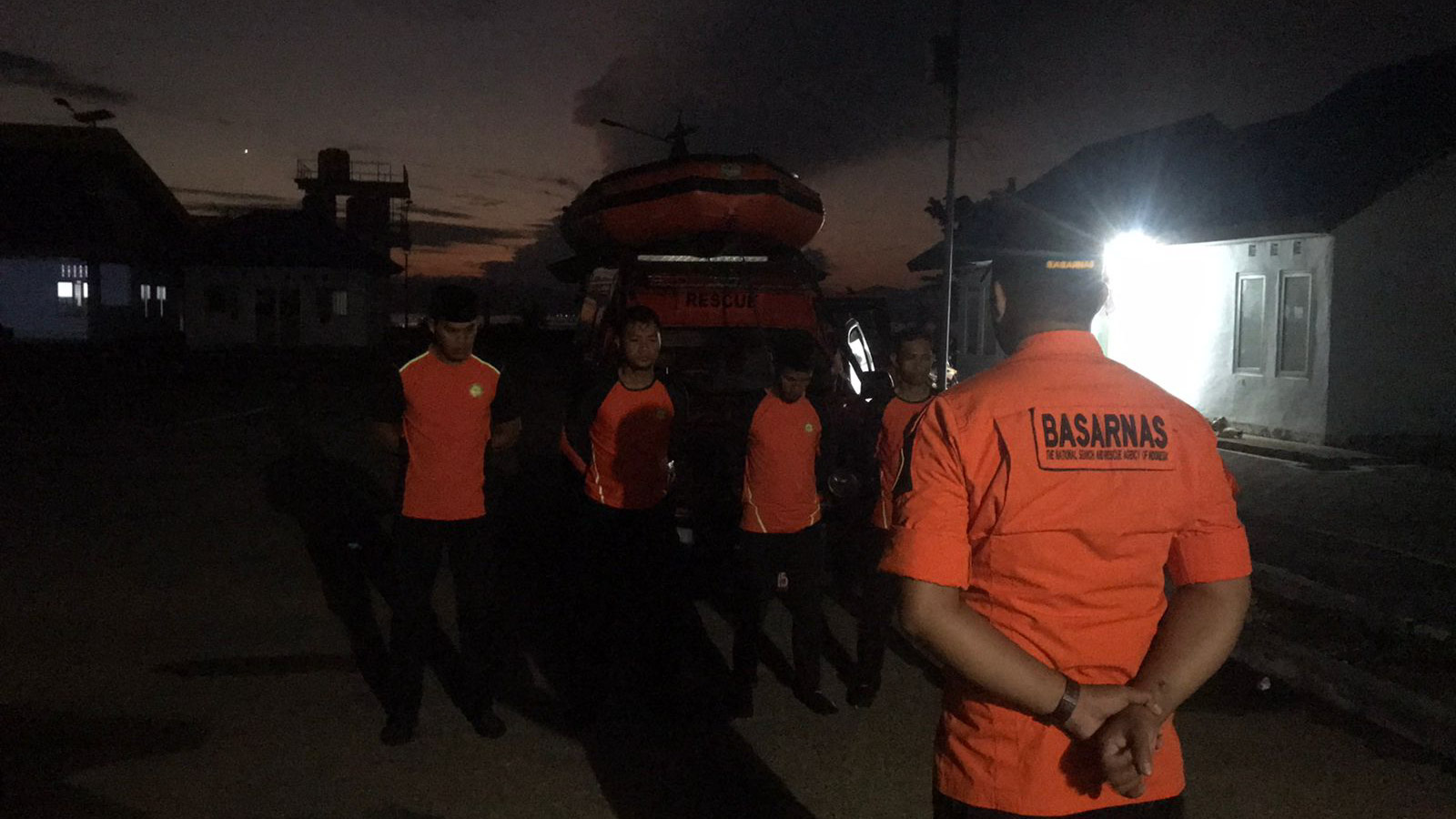 Tim rescue unit siaga SAR Muna melakukan persiapan untuk memberikan bantuan SAR terhadap seorang anak berusia 12 tahun yang hilang diterkam buaya di Sungai Kaleleha, Desa Terapung, Kecamatan Mawasangka, Kabupaten Buton Tengah, Jumat (22/3/2024). Foto/ist