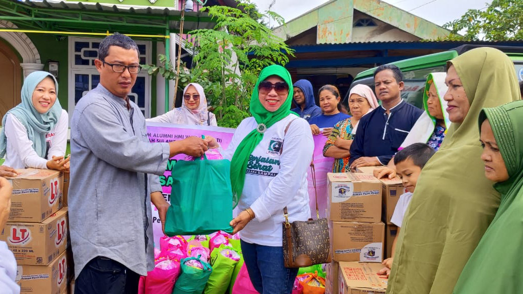 Koordinator Presidium MW Forhati Sultra, Asyriani menyalurkan bantuan sembako kepada puluhan warga terdampak banjir di RT 18 Kelurahan Sodohoa, Kecamatan Kendari Barat, Kota Kendari, pada Sabtu (23/3/2024) siang. Foto/ist