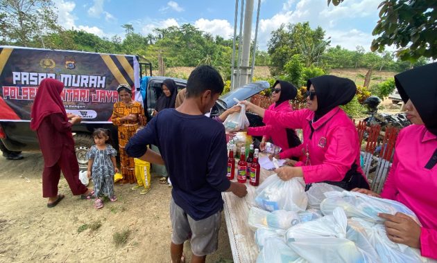 Kepolisian Sektor (Polsek) Lantari Jaya, Polres Bombana, kembali menggelar operasi pasar murah sejumlah komoditas pangan seperti beras, tepung, dan minyak goreng untuk membantu meringankan beban masyarakat dalam memenuhi kebutuhan saat Ramadhan, Sabtu (23/3/2024). Foto/ist