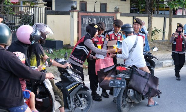 Polda Sulawesi Tenggara (Sultra) kembali membagikan paket takjil berbuka puasa kepada masyarakat Kota Kendari, Sabtu (23/3/2024). Foto/Bidhumas Polda Sultra