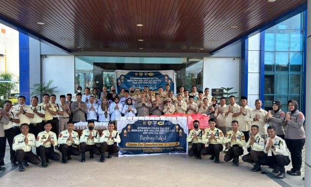 Direktorat Pembinaan Masyarakat (Ditbinmas) Polda Sulawesi Tenggara (Sultra) melalui Sub Direktorat Pembinaan Satuan Pengamanan (Binsatpam) bersama Badan Pengurus Daerah Asosiasi Badan Usaha Jasa Pengamanan Indonesia (BPD ABUJAPI) Sultra dan Dewan Pimpinan Pusat Asosiasi Profesi Satpam Indonesia (DPP APSI) Sultra bagi-bagi takjil untuk buka puasa di Kota Kendari, Minggu (24/3/2024). Foto/Bidhumas Polda Sultra