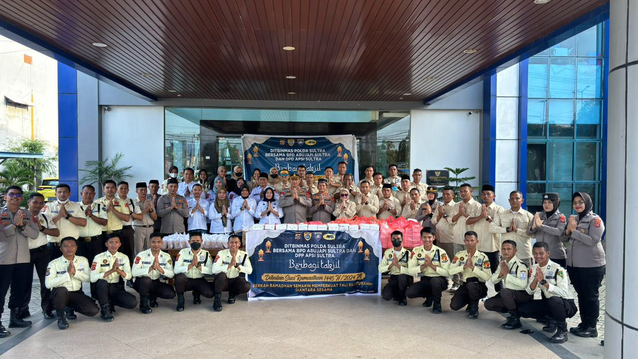 Direktorat Pembinaan Masyarakat (Ditbinmas) Polda Sulawesi Tenggara (Sultra) melalui Sub Direktorat Pembinaan Satuan Pengamanan (Binsatpam) bersama Badan Pengurus Daerah Asosiasi Badan Usaha Jasa Pengamanan Indonesia (BPD ABUJAPI) Sultra dan Dewan Pimpinan Pusat Asosiasi Profesi Satpam Indonesia (DPP APSI) Sultra bagi-bagi takjil untuk buka puasa di Kota Kendari, Minggu (24/3/2024). Foto/Bidhumas Polda Sultra