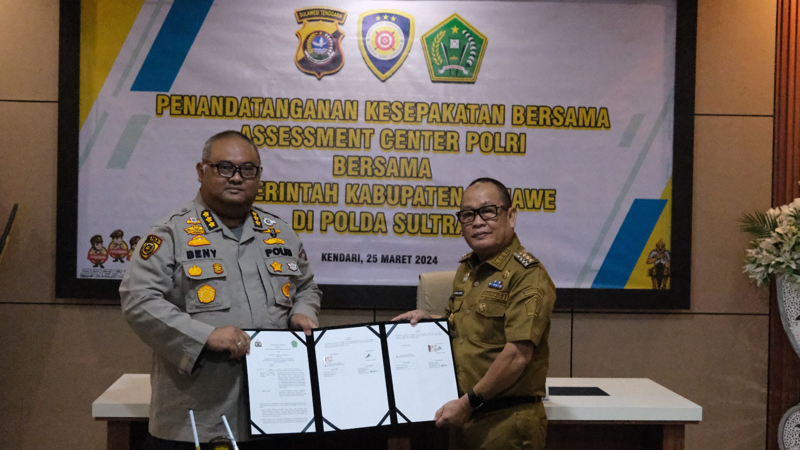 Pemerintah Daerah (Pemda) Kabupaten Konawe bersama Biro Sumber Daya Manusia (SDM) Polda Sulawesi Tenggara (Sultra) menandatangani nota kesepahaman momerandum of understanding (MoU) di Polda Sultra, Senin (25/3/2024). Foto/Bidhumas Polda Sultra