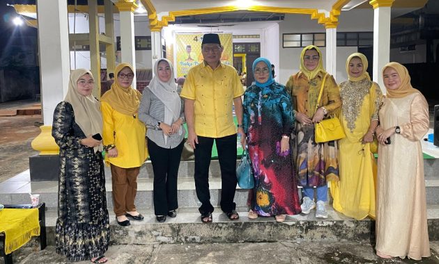 Ketua DPD I Partai Golkar Sulawesi Tenggara (Sultra), Herry Asiku berfoto bersama pengurus usai buka puasa bersama di Kantor DPD I Golkar Sultra, Senin (25/3/2024). Foto/ist