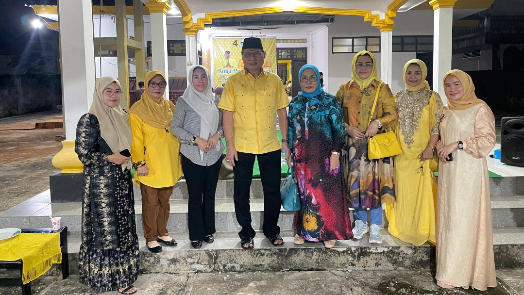 Ketua DPD I Partai Golkar Sulawesi Tenggara (Sultra), Herry Asiku berfoto bersama pengurus usai buka puasa bersama di Kantor DPD I Golkar Sultra, Senin (25/3/2024). Foto/ist