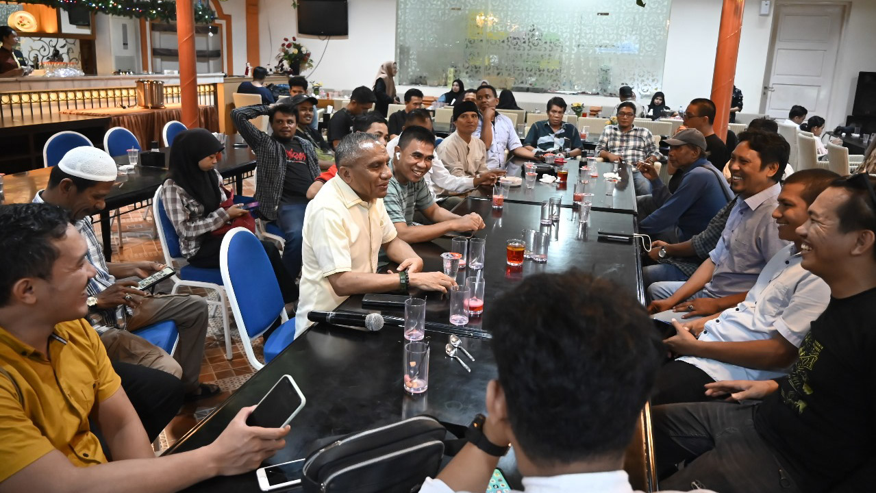 Kepala Kantor Wilayah (Kakanwil) Kementerian Hukum dan Hak Asasi Manusia (Kemenkumham) Sulawesi Tenggara (Sultra), Silvester Sili Laba buka puasa bersama dengan para pegawai dan wartawan di Kota Kendari, di salah satu warung makan, Senin (26/3/2025). Foto/ist