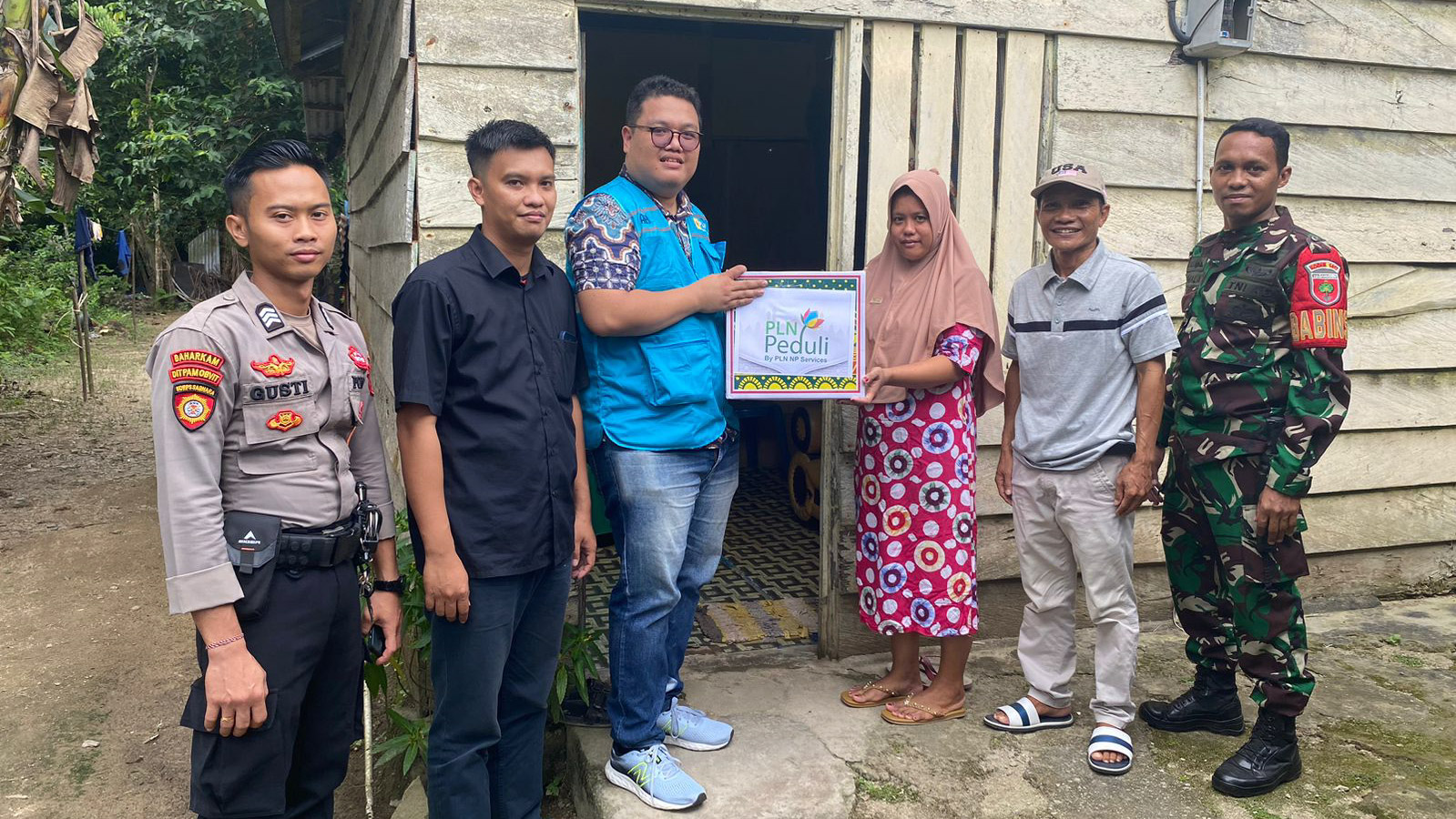 Karyawan PT PLN Nusantara Power Services Unit PLTU & PLTMG Nii Tanasa menyerahkan paket sembako kepada warga kurang mampu di Kecamatan Lalonggasumeeto, Kabupaten Konawe, Kamis (28/3/2024). Foto/R. Hafid/bentaratimur.id