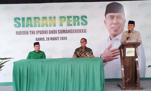 Ketua Dewan Pimpinan Wilayah (DPW) PPP Sulawesi Tenggara (Sultra), Mayjen TNI (Purn) Andi Sumangerukka (kanan) mendeklarasikan diri maju dalam pemilihan Gubernur (Pilgub) Sultra 2024, di kantor DPW PPP Sultra, Kamis (28/3/2024). Foto/R. Hafid/bentaratimur.id