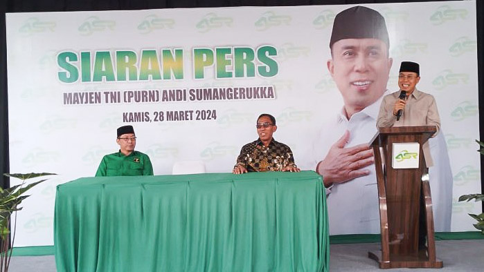 Ketua Dewan Pimpinan Wilayah (DPW) PPP Sulawesi Tenggara (Sultra), Mayjen TNI (Purn) Andi Sumangerukka (kanan) mendeklarasikan diri maju dalam pemilihan Gubernur (Pilgub) Sultra 2024, di kantor DPW PPP Sultra, Kamis (28/3/2024). Foto/R. Hafid/bentaratimur.id