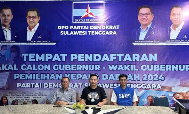 Ketua Dewan Pimpinan Daerah (DPD) Sulawesi Tenggara (Sultra) Muh. Endang SA (tengah saat menyampaikan bahwa Partai Demokrat resmi membuka pendaftaran bakal calon gubernur (cagub) dan calon Wakil Gubernur (cawagub) Sultra untuk pemilihan kepala daerah (Pilkada) serentak tahun 2024. Pendaftaran resmi dibuka pada Rabu (27/3/2024). Foto/ist