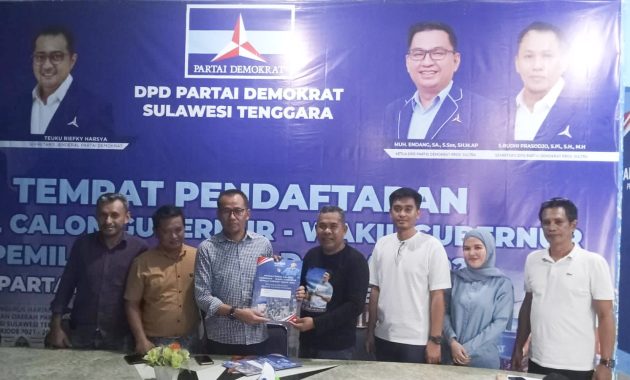 Bupati Konawe Utara, Ruksamin yang diwakili oleh timnya mengembalikan formulir pendaftaran bakal calon Gubernur (Bacagub) Sulawesi Tenggara (Sultra) di Kantor DPD Demokrat Sultra, Kamis (28/3/2024). Ruksamin pendaftar pertama Bacagub Sultra di Partai Demokrat. Foto/ist