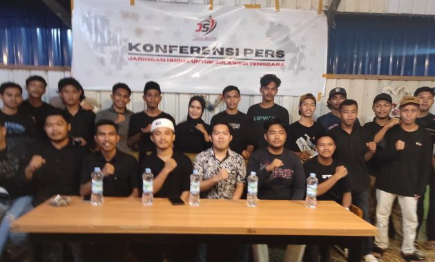 Sekumpulan pemuda yang menamakan diri relawan Jaringan Hugua untuk Sulawesi Tenggara (Jaga Sultra) mendeklarasikan dukungan terhadap Hugua untuk maju pada pemilihan Gubernur (Pilgub) Sultra 2024, di salah satu warung kopi di Kota Kendari, Jumat (29/3/2024). Foto/R. Hafid/bentaratimur.id