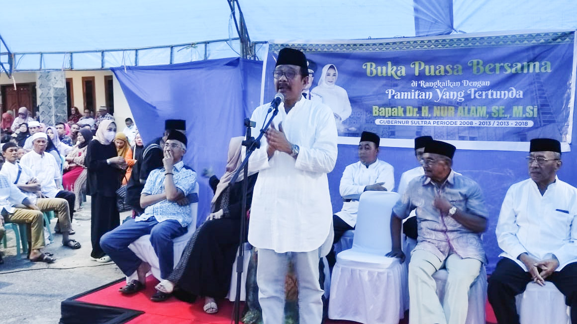 Mantan Gubernur Sulawesi Tenggara (Sultra), Nur Alam menggelar buka puasa bersama masyarakat di Kelurahan Watu-Watu, Kecamatan Kendari Barat, Kota Kendati, Jumat (29/3/2024). Foto/R. Hafid/bentaratimur.id