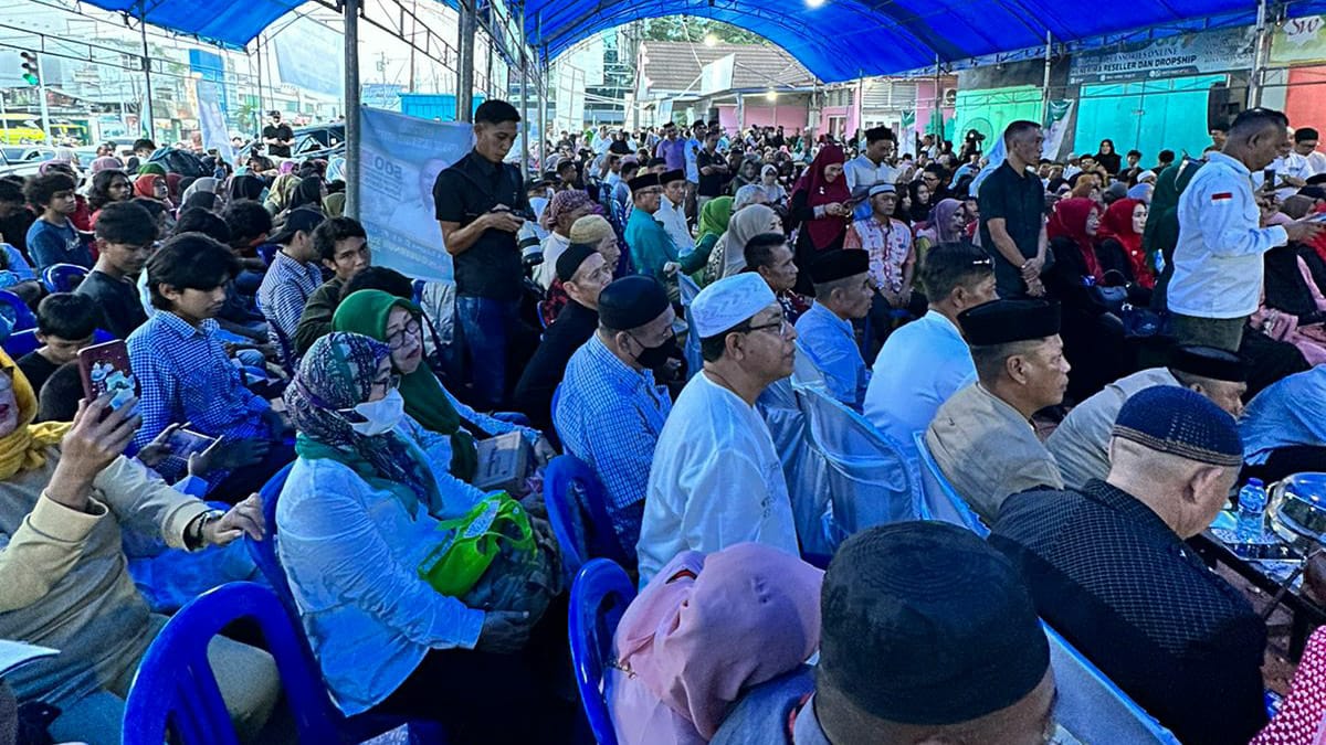 Antusias warga Kota Kendari yang membludak saat menghadiri buka puasa bersama bakal calon Gubernur Sultra, Ruksamin, di Kelurahan Wua-wua, Kota Kendari, Sabtu (30/3/2024). Foto/R. Hafid/bentaratimur.id