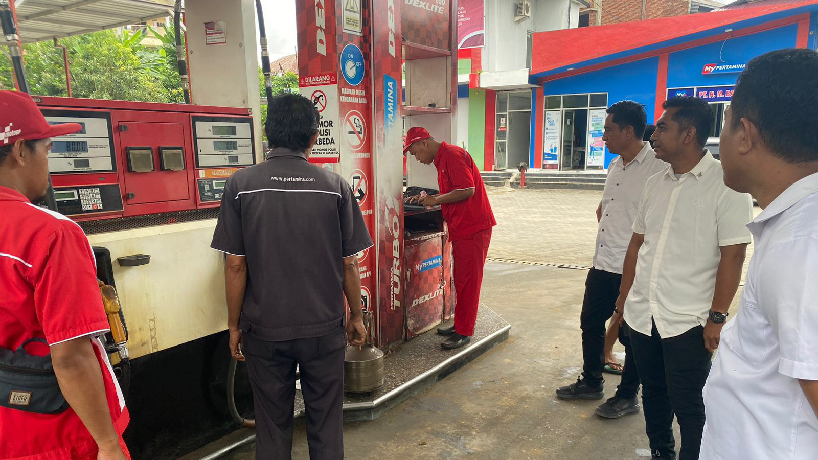 Direktorat Reserse Kriminal Khusus (Ditreskrimsus) Polda Sulawesi Tenggara (Sultra) kembali melakukan sidak ke stasiun pengisian bahan bakar umum (SPBU) di Kota Kendari, Rabu (3/4/2024). Kali ini sidak dilakukan ke SPBU 74.931.06 Punggolaka yang terletak di Jalan R. Suprapto Nomor 45 Keluraham Mandonga, Kecamatan Mandonga. Foto/Bidhumas Polda Sultra