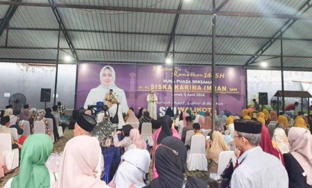 Siska Karina Imran saat menyampaikan sambutan di acara buka puasa bersama ribuan masyarakat di kediamannya, di Jalan Syech Yusuf, Kelurahan Korumba, Kecamatan Mandonga, Kota Kendari, Sulawesi Tenggara (Sultra), Jumat (5/4/2024). Foto/R. Hafid/bentaratimur.id