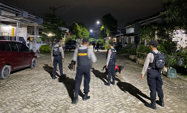Personel Polisi Satwa (K9) di Kendari yang dipimpin oleh Kasubsatgas Satwa, AKP Cursil Risard Gattu, saat melaksanakan patroli mobile dengan dua anjing pelacak di lokasi Perumahan Anggoeya Resident Anduonohu, Kamis malam, (4/4/2024). Foto/dokumen Bidhumas Polda Sultra